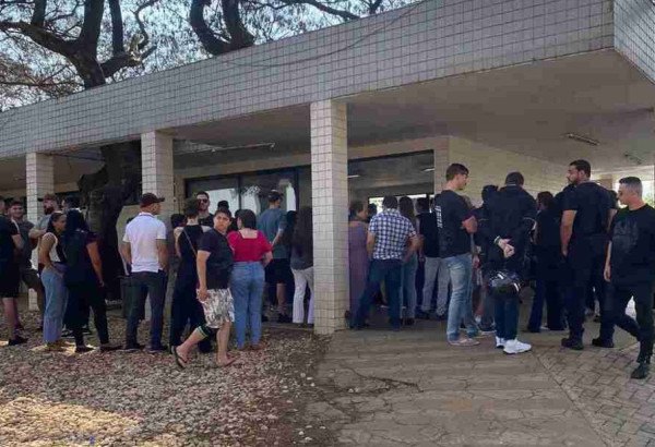 O corpo de Luiz Ricardo foi velado ontem no cemitério de Taguatinga, com a presença de vários policiais civis e integrantes da família. Depois foi cremado em Valparaíso -  (crédito: Mariana Saraiva )