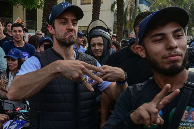 Marçal posa para foto com apoiador durante ato em São Paulo: ex-coach está em terceiro na disputa para prefeito de São Paulo
 -  (crédito: Nelson Almeida/AFP)