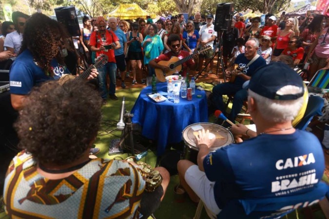 Rodas de samba embalaram o dia no Eixão, mas venda de bebidas alcoólicas permanece proibida -  (crédito: Luis Nova)