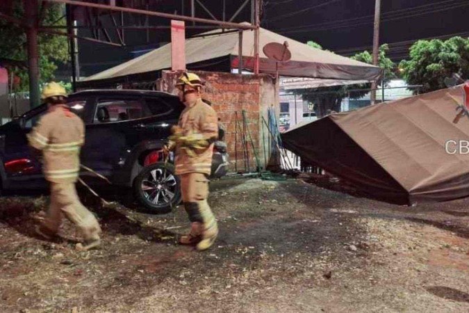 Uma motorista de 21 anos derruba quiosque e invade escola particular em Santa Maria durante a madrugada -  (crédito: Divulgação CBMDF)