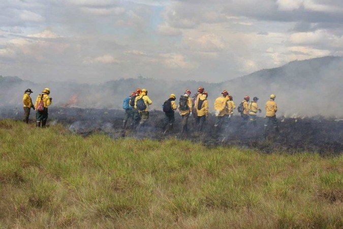 Servidores do Prevfogo durante queima prescrita em Roraima 