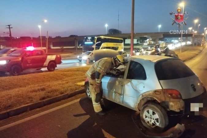 Capotamento deixa um ferido na Epia Sul na tarde de ontem -  (crédito: CBMDF)