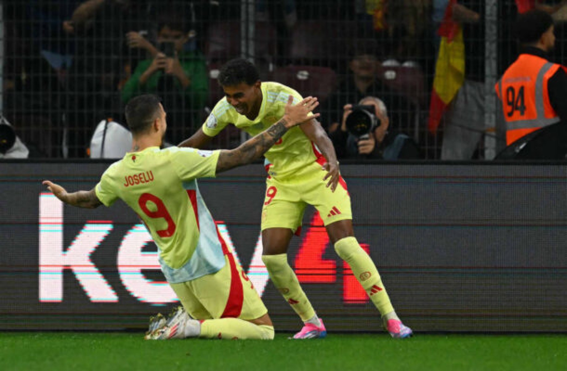  Spain's forward Joselu (L) celebrates his team's opening goal during the UEFA Nations League football match between Switzerland and Spain at Geneva stadium in Geneva, on September 8, 2024. (Photo by Fabrice COFFRINI / AFP)
     -  (crédito:  AFP via Getty Images)