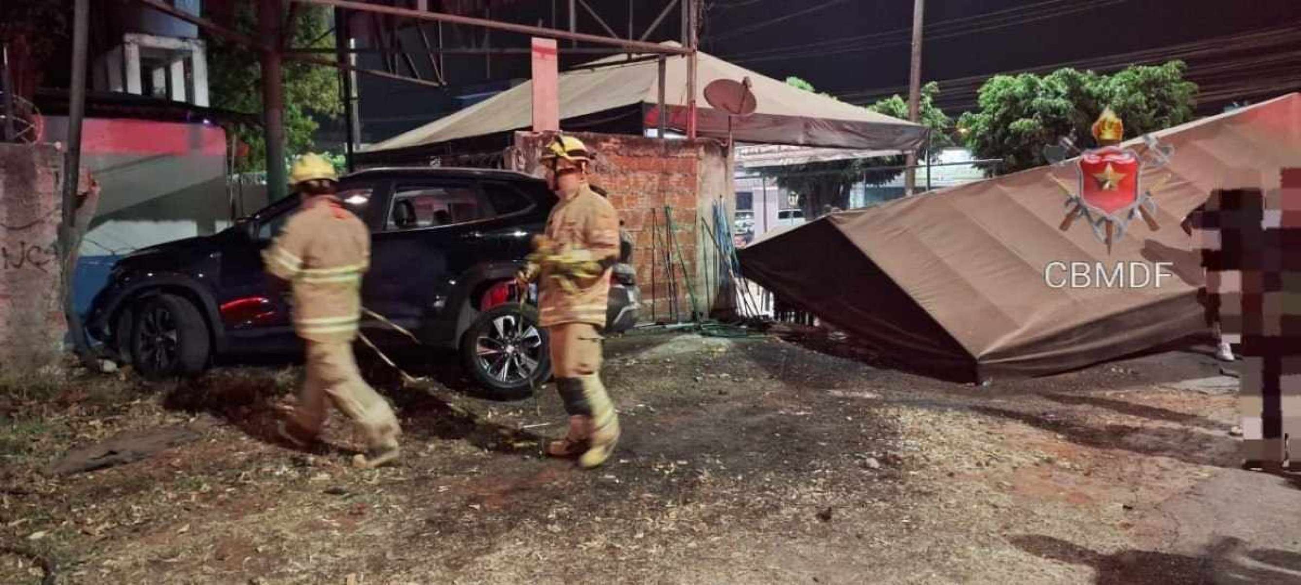 Bebê fica ferido em acidente com carro que invadiu escola