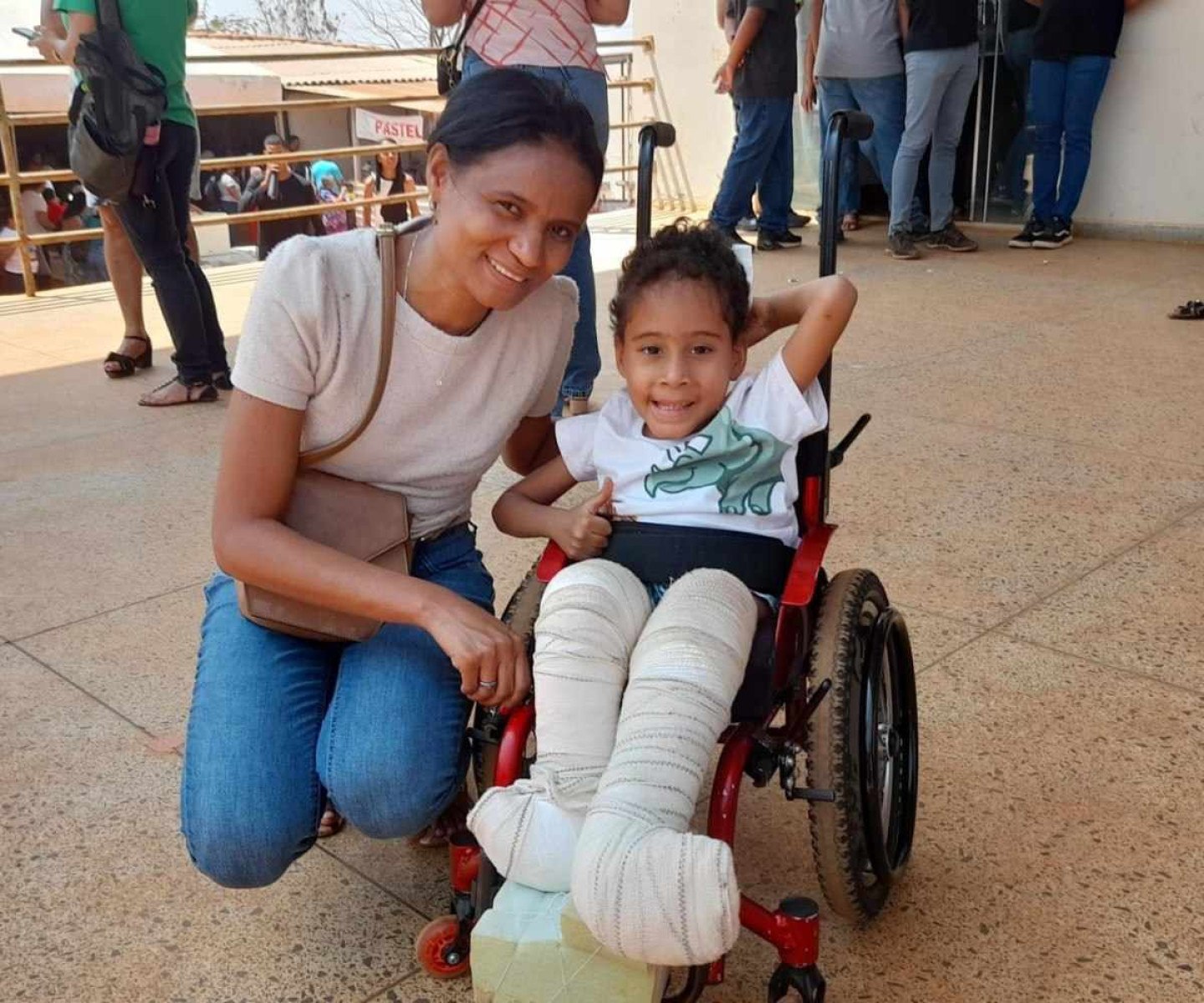 Marluce e o sobrinho Gael participam de todas as missas da associação