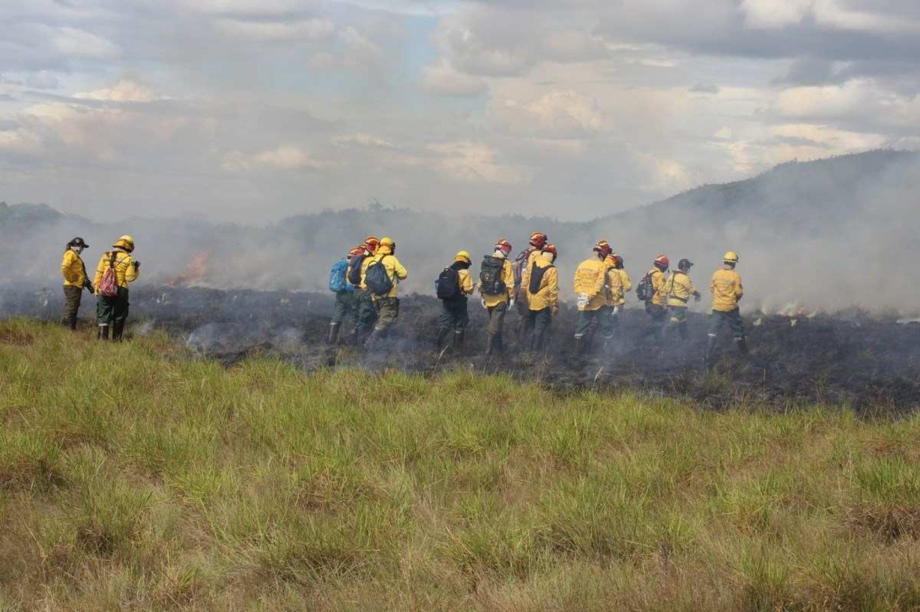 Servidores do Prevfogo durante queima prescrita em Roraima Servidores do Prevfogo durante queima prescrita em Roraima
