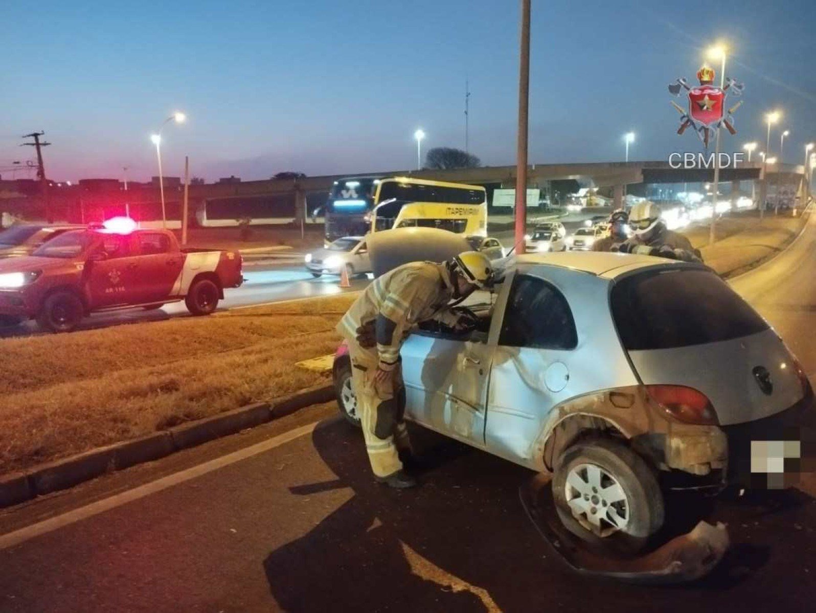 Capotamento deixa uma pessoa ferida na Epia Sul 