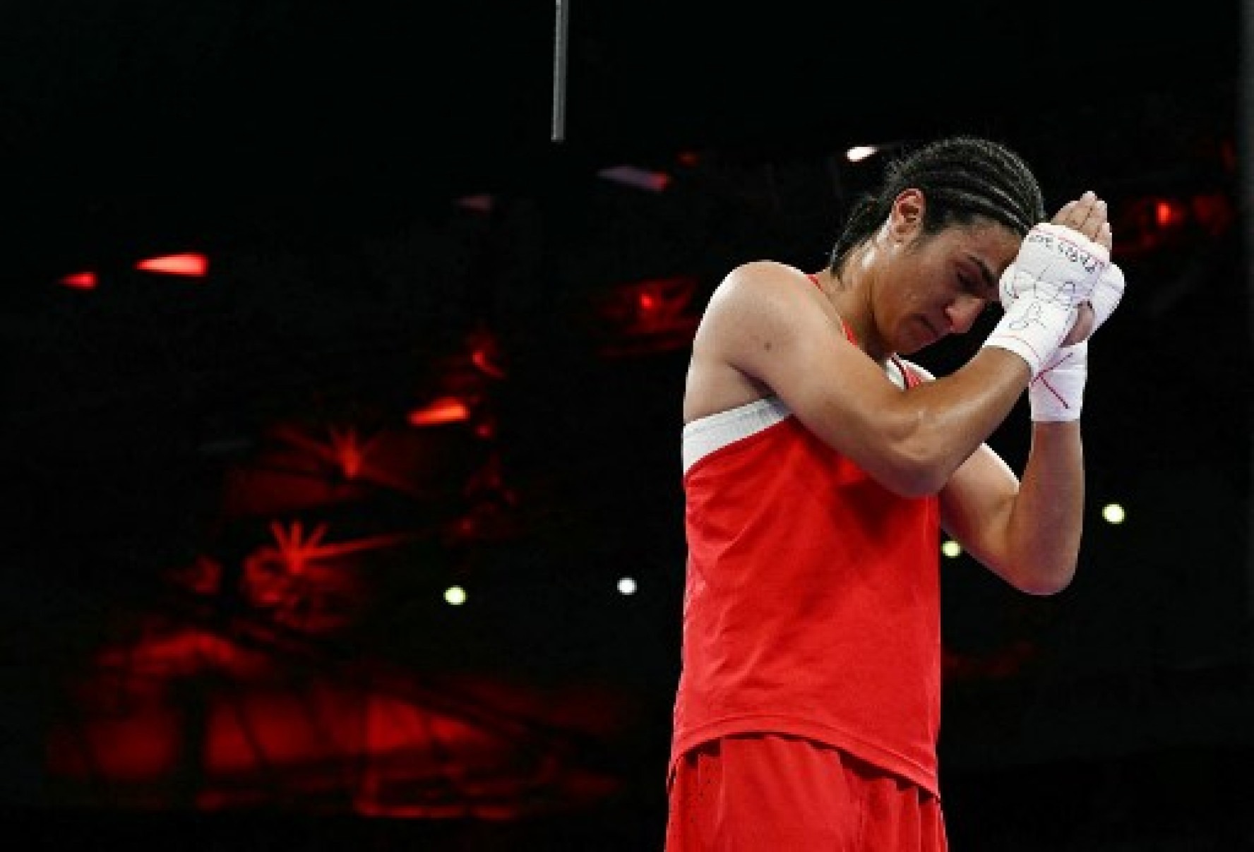  Algeria's Imane Khelif celebrates her victory over Hungary's Anna Luca Hamori in the women's 66kg quarter-final boxing match during the Paris 2024 Olympic Games at the North Paris Arena, in Villepinte on August 3, 2024. (Photo by MOHD RASFAN / AFP)
       -  (crédito:  AFP)