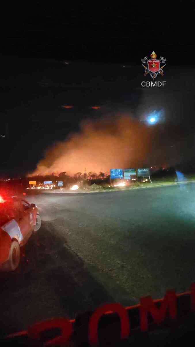 Fogo foi controlado depois de quatro horas -  (crédito: Divulgação / CBMDF)