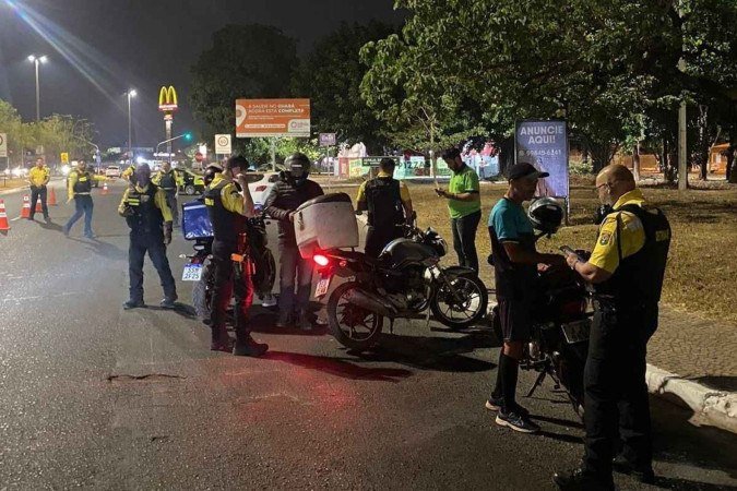 Os agentes de trânsito também autuaram 24 condutores inabilitados, 17 com a CNH vencida há mais de 30 dias, 18 conduzindo veículos com escapamento alterado e 106 por infrações diversas -  (crédito: Divulgação/Detran-DF)