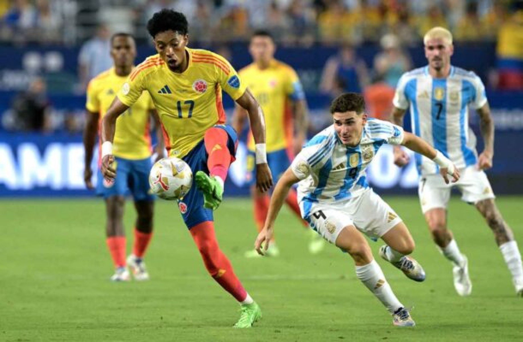  Colombia's defender #17 Johan Mojica fights for the ball with Argentina's forward #09 Julian Alvarez during the Conmebol 2024 Copa America tournament final football match between Argentina and Colombia at the Hard Rock Stadium, in Miami, Florida on July 14, 2024. (Photo by JUAN MABROMATA / AFP) (Photo by JUAN MABROMATA/AFP via Getty Images)
     -  (crédito:  AFP via Getty Images)
