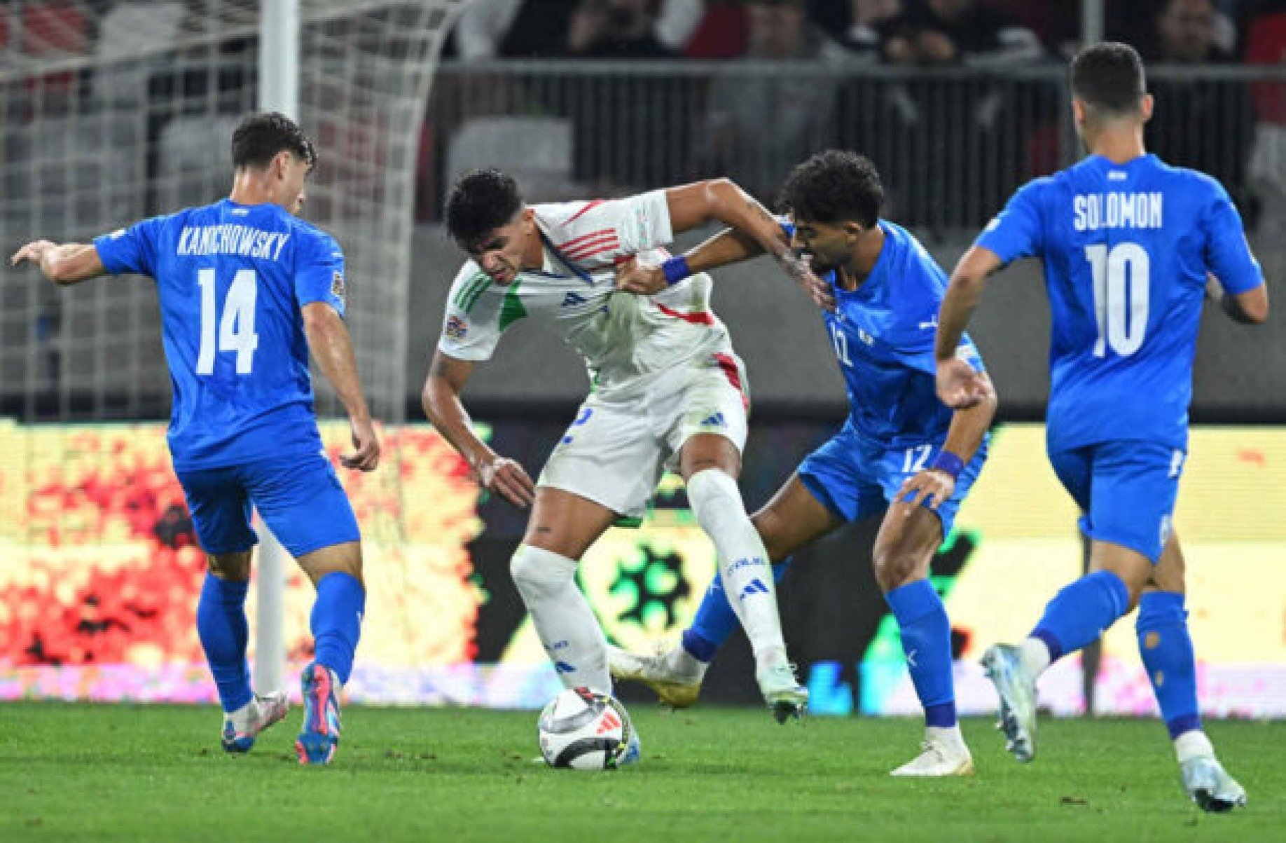  Italy's midfielder #12 Raoul Bellanova and Israel's defender #12 Roy Revivo vie for the ball during the UEFA Nations League, League A, Group A2 football match Israel vs Italy at the Bozsik Arena in Budapest, Hungary, on September 9, 2024. (Photo by Attila KISBENEDEK / AFP)
     -  (crédito:  AFP via Getty Images)