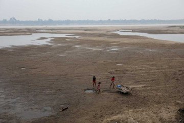     Vista aérea de crianças caminhando em um banco de areia do Rio Madeira na Comunidade Paraizinho, em Humaitá, estado do Amazonas, norte do Brasil, em 7 de setembro de 2024. Mais de mil cidades brasileiras estão em alerta devido aos baixos níveis de umidade, comparáveis ​​em alguns casos a desertos como o Saara, enquanto o país enfrenta a pior seca da sua história e os incêndios não param. (Foto de MICHAEL DANTAS/AFP)
      