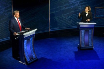  US Vice President and Democratic presidential candidate Kamala Harris (R) speaks during a presidential debate with former US President and Republican presidential candidate Donald Trump at the National Constitution Center in Philadelphia, Pennsylvania, on September 10, 2024. 
       -  (crédito: SAUL LOEB / AFP)