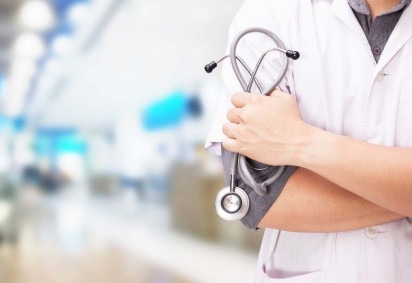  Doctor with a stethoscope in the hands and hospital background.
     -  (crédito: Freepik)