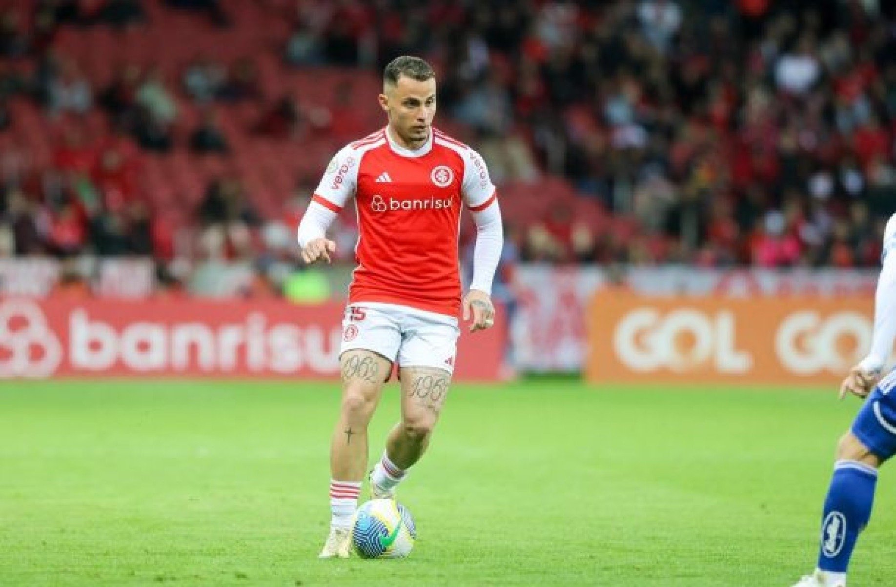 Com novos laterais, Bruno Gomes deve voltar a atuar como volante no Inter Com novos laterais, Bruno Gomes deve voltar a atuar como volante no Inter