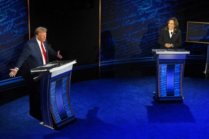 Donald Trump e Kamala Harris travam debate histórico, na Filadélfia (Pensilvânia)       -  (crédito: SAUL LOEB / AFP)