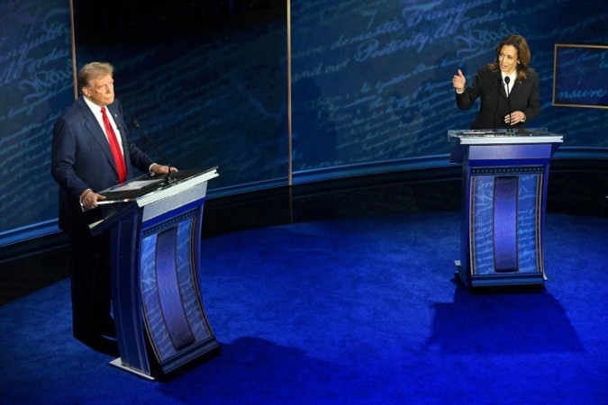  US Vice President and Democratic presidential candidate Kamala Harris (R) speaks as former US President and Republican presidential candidate Donald Trump listens during a presidential debate at the National Constitution Center in Philadelphia, Pennsylvania, on September 10, 2024. (Photo by SAUL LOEB / AFP)
       -  (crédito: Saul Loeb/AFP)