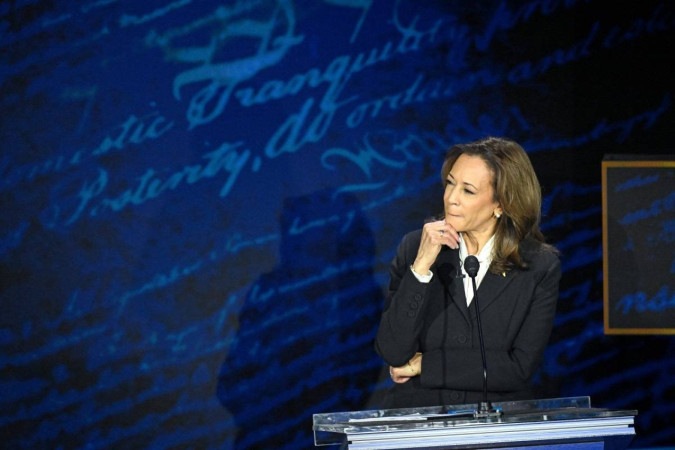 A vice-presidente dos EUA e candidata, Kamala Harris, ouve o ex-presidente dos EUA e candidato Donald Trump falar durante um debate presidencial  -  (crédito:  AFP)