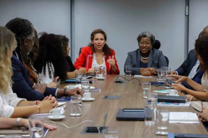 A nova ministra dos Direitos Humanos, Macaé Evaristo, foi apresentada para a equipe do ministério, junto com a ministra da Gestão e Inovação, Esther Dweck nesta segunda-feira (9/9) -  (crédito: Divulgação / Daniela Pinheiro)