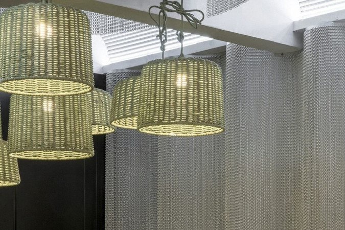 As cores de tecido no sofá ilha com estrutura de espuma especial e o revestimento acústico são a marca registrada do projeto