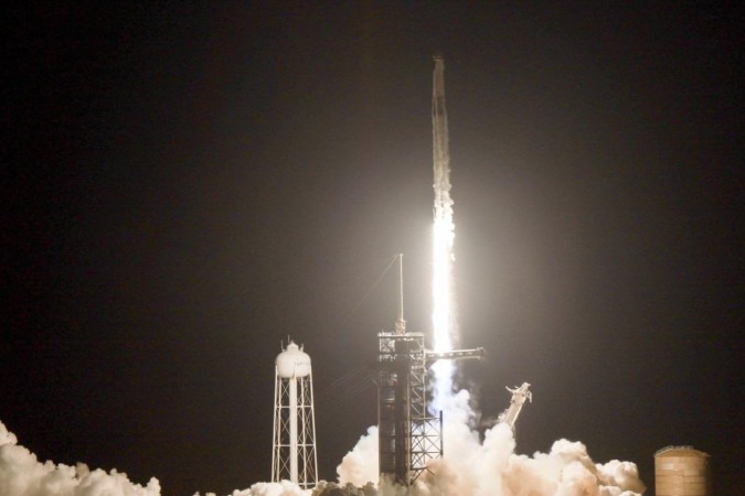 O foguete Polaris Dawn Falcon 9 da SpaceX decolou  do Centro Espacial Kennedy da Nasa -  (crédito: JOE RAEDLE/AFP)