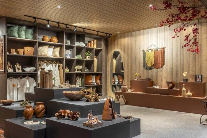  O uso de tons terrosos, presentes nos troncos retorcidos traz conforto e elegÃ¢ncia ao espaÃ§o