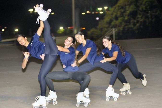 Treino da equipe de patinação artistica que ir disputar o mundial na it..lia.
    