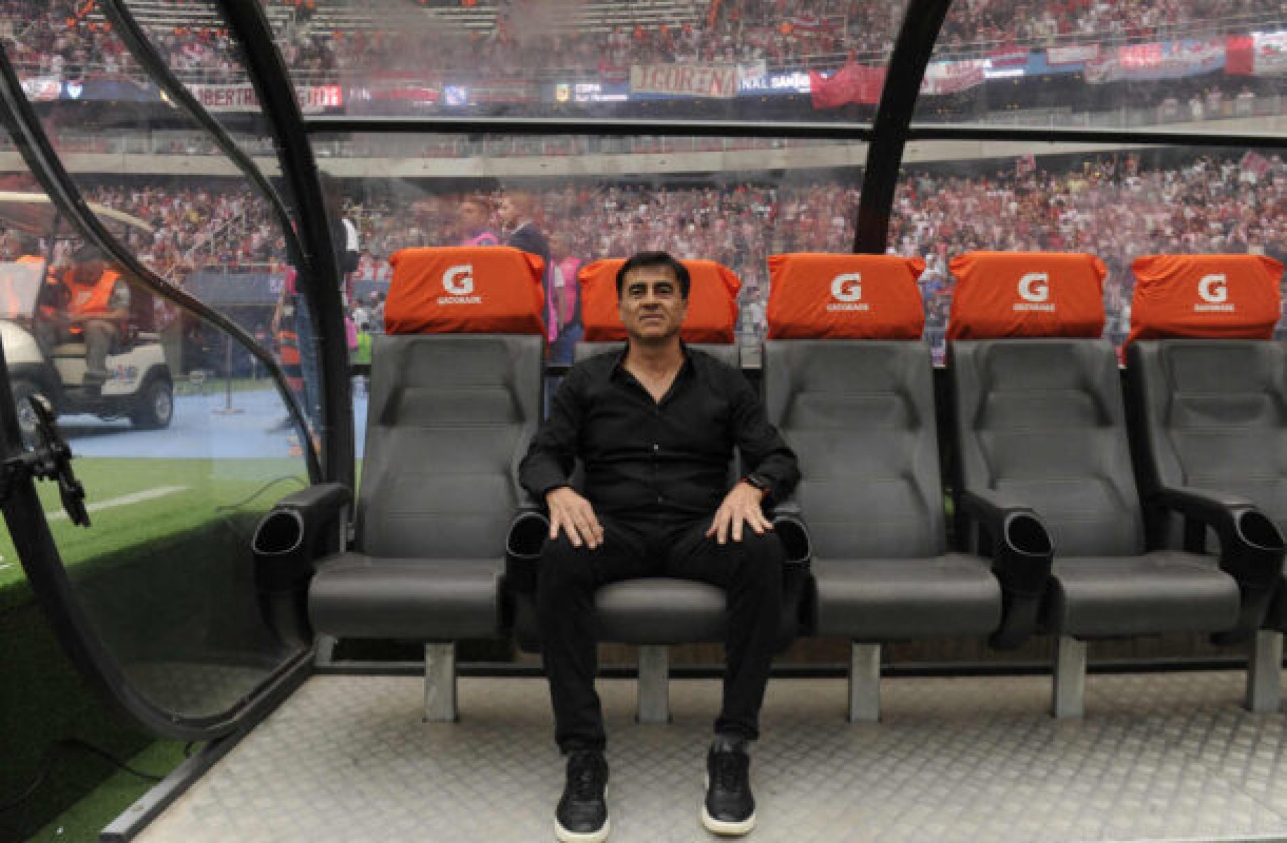  Velez Sarsfield's coach Gustavo Quinteros looks on before the Argentine Professional Football League Cup final match between Velez Sarsfield and Estudiantes de La Plata at the Madre de Ciudades stadium in Santiago del Estero, Argentina, on May 5, 2024. (Photo by Eduardo RAPETTI / AFP)
     -  (crédito:  AFP via Getty Images)