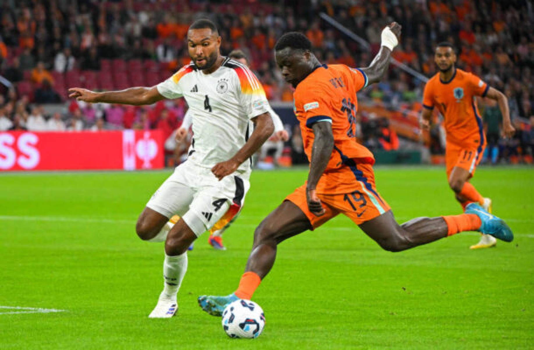  Netherlands' midfielder #10 Joshua Zirkzee (R) fights for the ball with Germany's defender #4 Jonathan Tah during the UEFA Nations League football match between Netherlands and Germany at the Johan Cruyff Arena in Amsterdam, on September 10, 2024. (Photo by NICOLAS TUCAT / AFP)
     -  (crédito:  AFP via Getty Images)