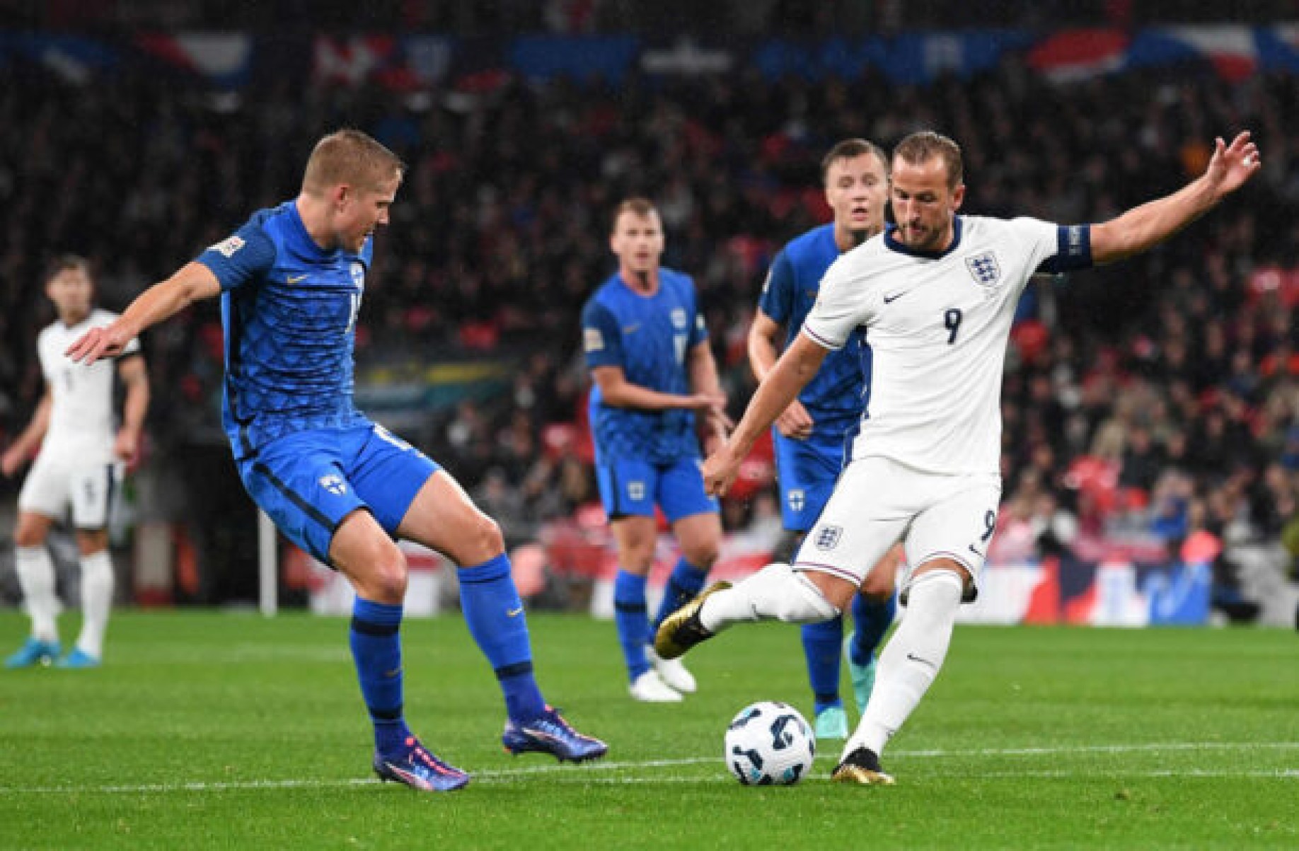  England's striker #09 Harry Kane shoots but fails to score during their UEFA Nations League, League B - Group 2, first leg football match between England and Finland at Wembley Stadium in London on September 10, 2024. (Photo by JUSTIN TALLIS / AFP) / NOT FOR MARKETING OR ADVERTISING USE / RESTRICTED TO EDITORIAL USE
     -  (crédito:  AFP via Getty Images)