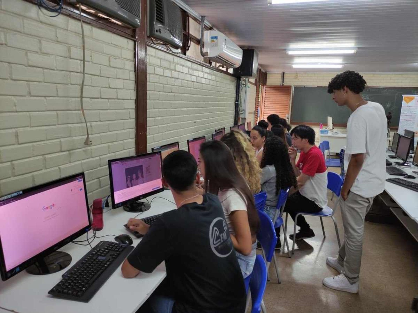 Projeto Conhecimento é vacina para a desinformação visita escolas públicas de Brasília