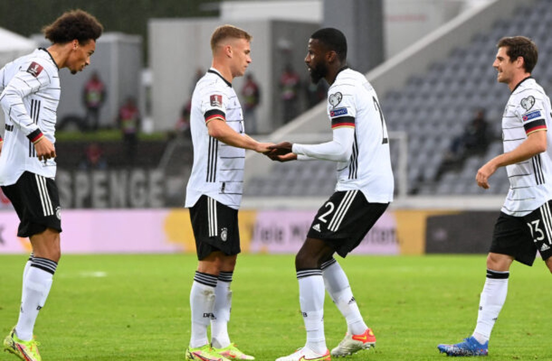   Fussball, Herren, Saison 2020/21, WM-Qualifikation Gruppe J, 6. Spieltag in Reykjavik, Island - Deutschland, v. l. Leroy Sane Deutschland, Joshua Kimmich Deutschland, Antonio Rüdiger Deutschland, Jonas Hofmann Deutschland, Jubel nach Tor zum 0:2, 08.09. 2021, *** Football, men, 2020 21 season, World Cup qualifying group J, matchday 6 in Reykjavik, Iceland Germany, v l Leroy Sane Germany , Joshua Kimmich Germany , Antonio Rüdiger Germany , Jonas Hofmann Germany , cheering after scoring 0 2, 08 09 2021, Copyright: xMatthiasxKochx
      Caption  -  (crédito:  imago images/Matthias Koch)