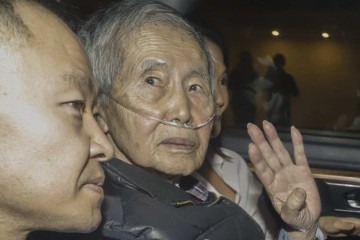  (FILES) Former Peru's President (1990-2000) Alberto Fujimori sits between his children Kenji (L) and Keiko upon his release from the Barbadillo prison in the eastern outskirts of Lima, on December 6, 2023. Former Peruvian president Alberto Fujimori, 86, who was released from prison in December 2023, is in very delicate health and is fighting for his life, informed on September 11, 2024, the spokesman for the right-wing Popular Force party. (Photo by Renato PAJUELO / AFP)
       -  (crédito:  AFP)