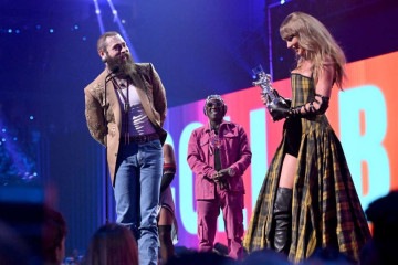 Post Malone e Taylor Swift aceitam o prêmio de Melhor Colaboração por 'Fortnight' no palco durante o VMA -  (crédito: Noam Galai / GETTY IMAGES NORTH AMERICA / Getty Images via AFP)