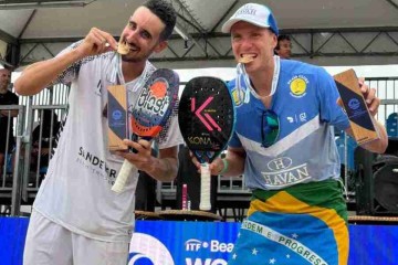 Ao lado do italiano Michele Cappelletti, André Baran (D) celebra a chegada ao topo do ranking do beach tennis  -  (crédito: Arquivo pessoal)