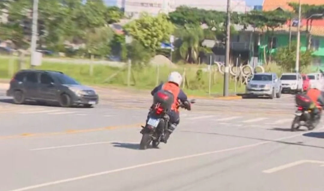 Um serviço de emergência que usa motocicletas está agilizando a assistência médica para o socorro em Balneário Camboriú, no estado de Santa Catarina. -  (crédito: Reprodução TV Globo)