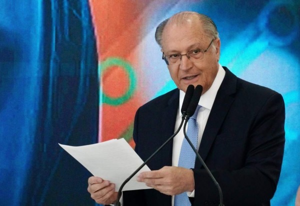 'À medida que a tecnologia avança, você pode fazer mais com menos pessoas, você ter uma jornada menor. Isso é um debate que cabe à sociedade e ao Parlamento', disse Alckmin. -  (crédito:  Cadu Gomes/VPR)