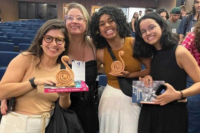 A professora Fernanda Vasques com as alunas Alice Groth, Sthefany Rocha e Rayanne Nascimento, da esquerda para a direita, na premiação regional da Expocom 2024 - (crédito: Arquivo pessoal) A professora Fernanda Vasques com as alunas Alice Groth, Sthefany Rocha e Rayanne Nascimento, da esquerda para a direita, na premiação regional da Expocom 2024 - (crédito: Arquivo pessoal)