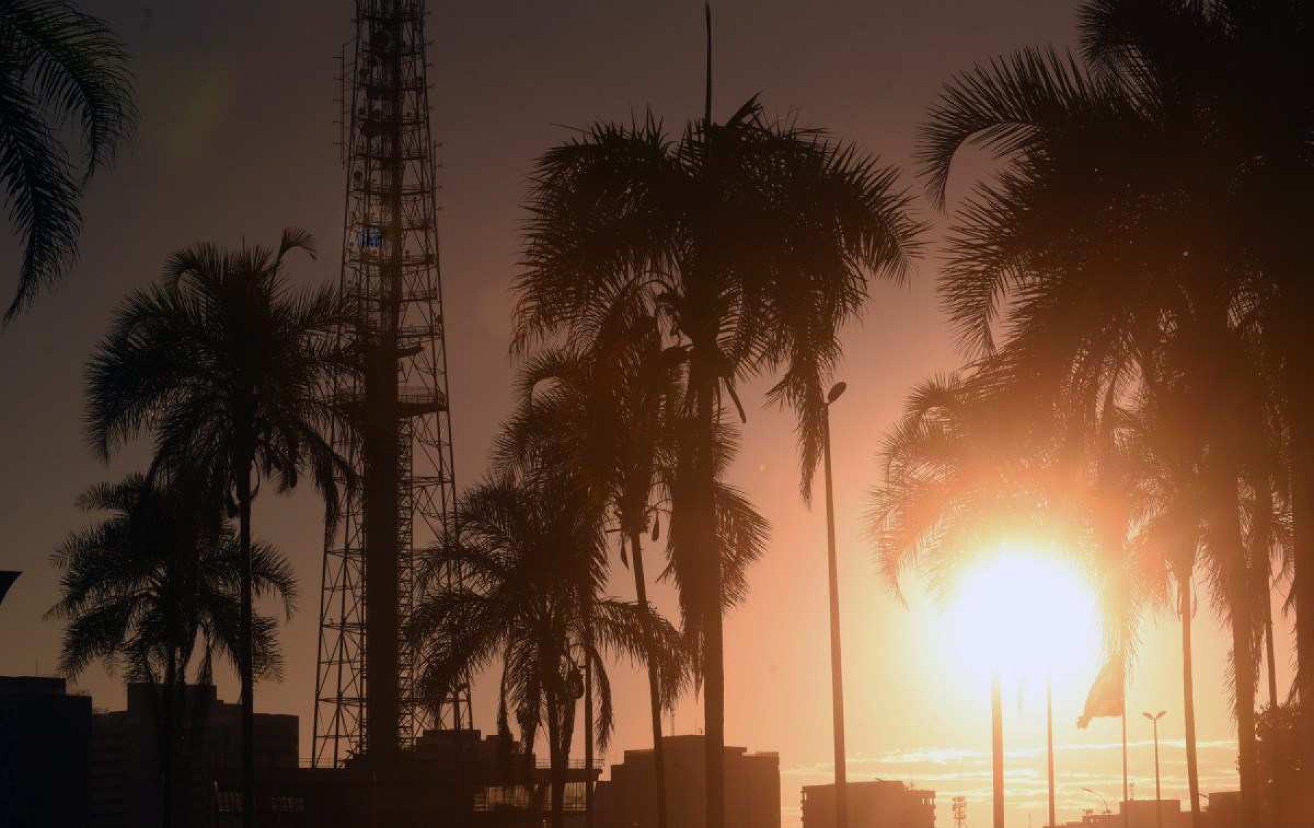 Setembro se despede sob calor intenso e sem previsão de chuva em Brasília