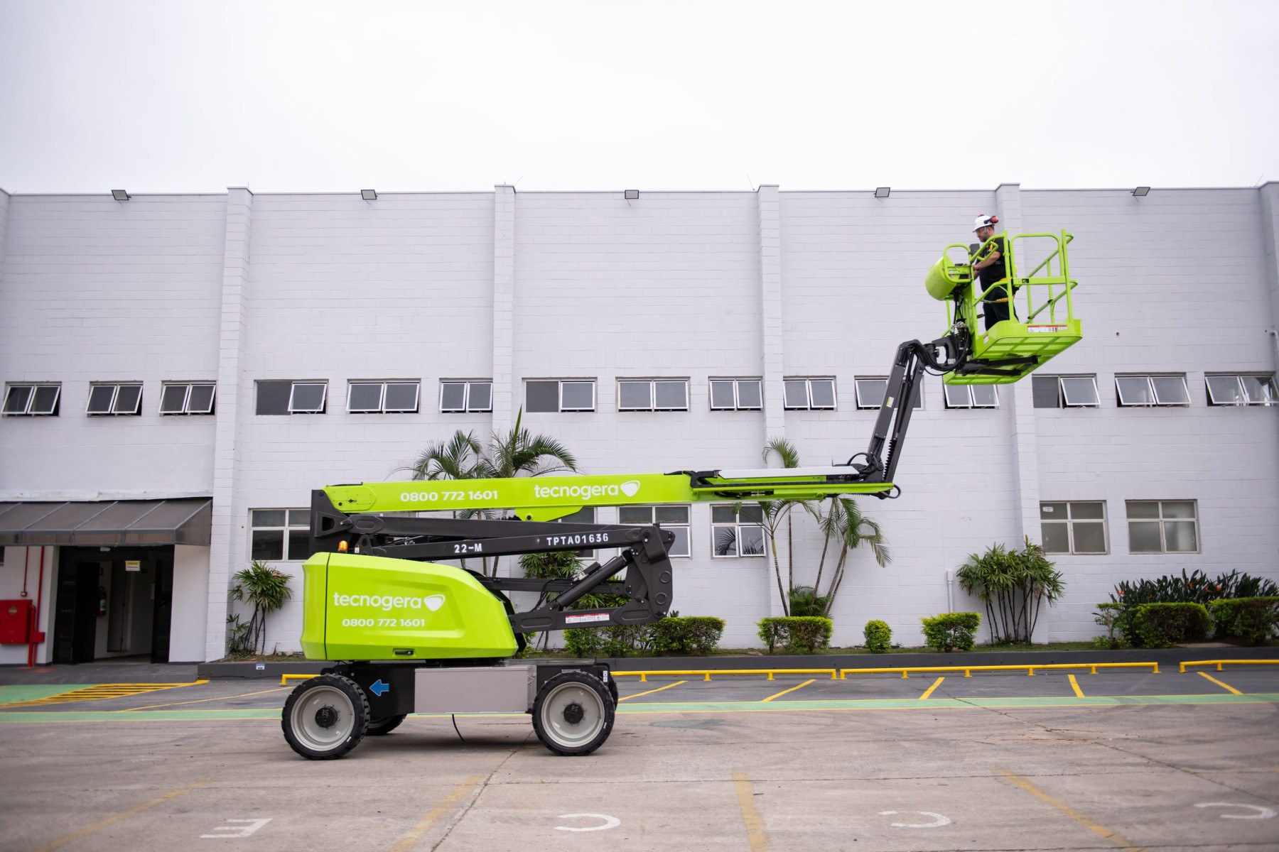 Plataformas elevatórias trazem opção para trabalho em altura - DINO