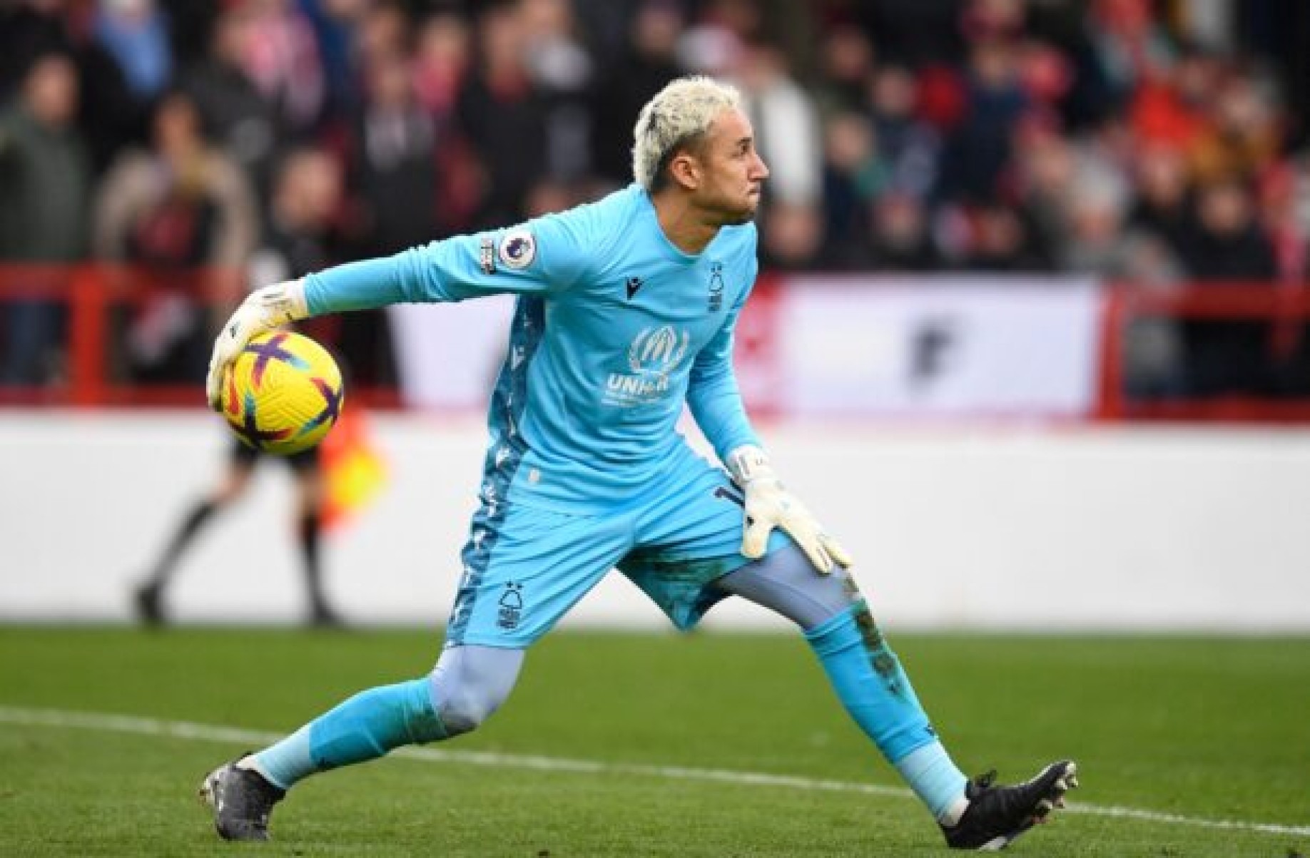  Nottingham Forest's Costa Rican goalkeeper Keylor Navas rolls the ball out during the English Premier League football match between Nottingham Forest and Everton at The City Ground in Nottingham, central England, on March 5, 2023. (Photo by Oli SCARFF / AFP) / RESTRICTED TO EDITORIAL USE. No use with unauthorized audio, video, data, fixture lists, club/league logos or 'live' services. Online in-match use limited to 120 images. An additional 40 images may be used in extra time. No video emulation. Social media in-match use limited to 120 images. An additional 40 images may be used in extra time. No use in betting publications, games or single club/league/player publications. /  (Photo by OLI SCARFF/AFP via Getty Images)
       -  (crédito:  AFP via Getty Images)