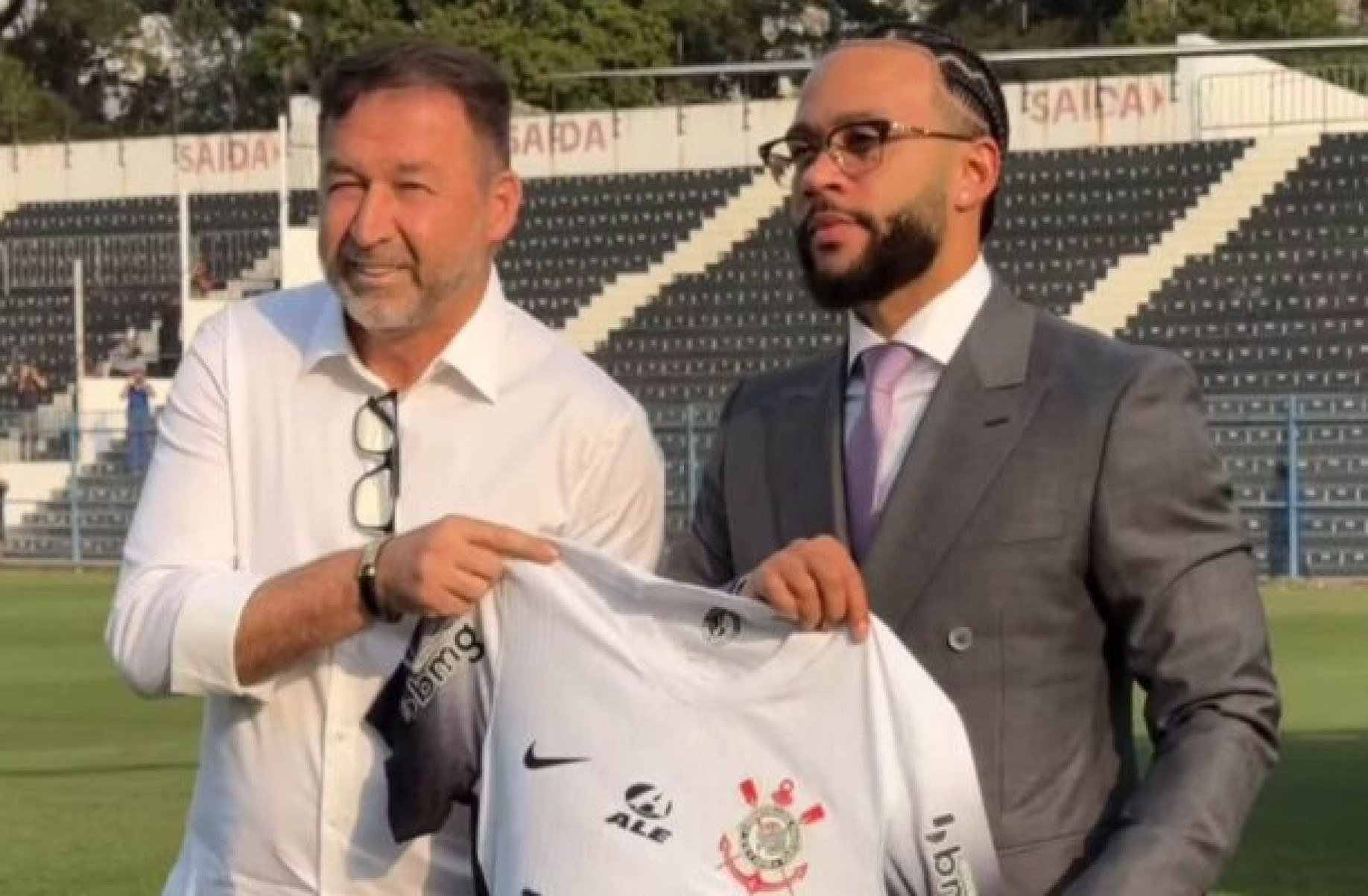 Memphis Depay posa para foto com camisa e ao lado de integrantes da Gaviões da Fiel, principal torcida organizada do Corinthians -  (crédito: Foto: Reprodução/ Redes sociais)