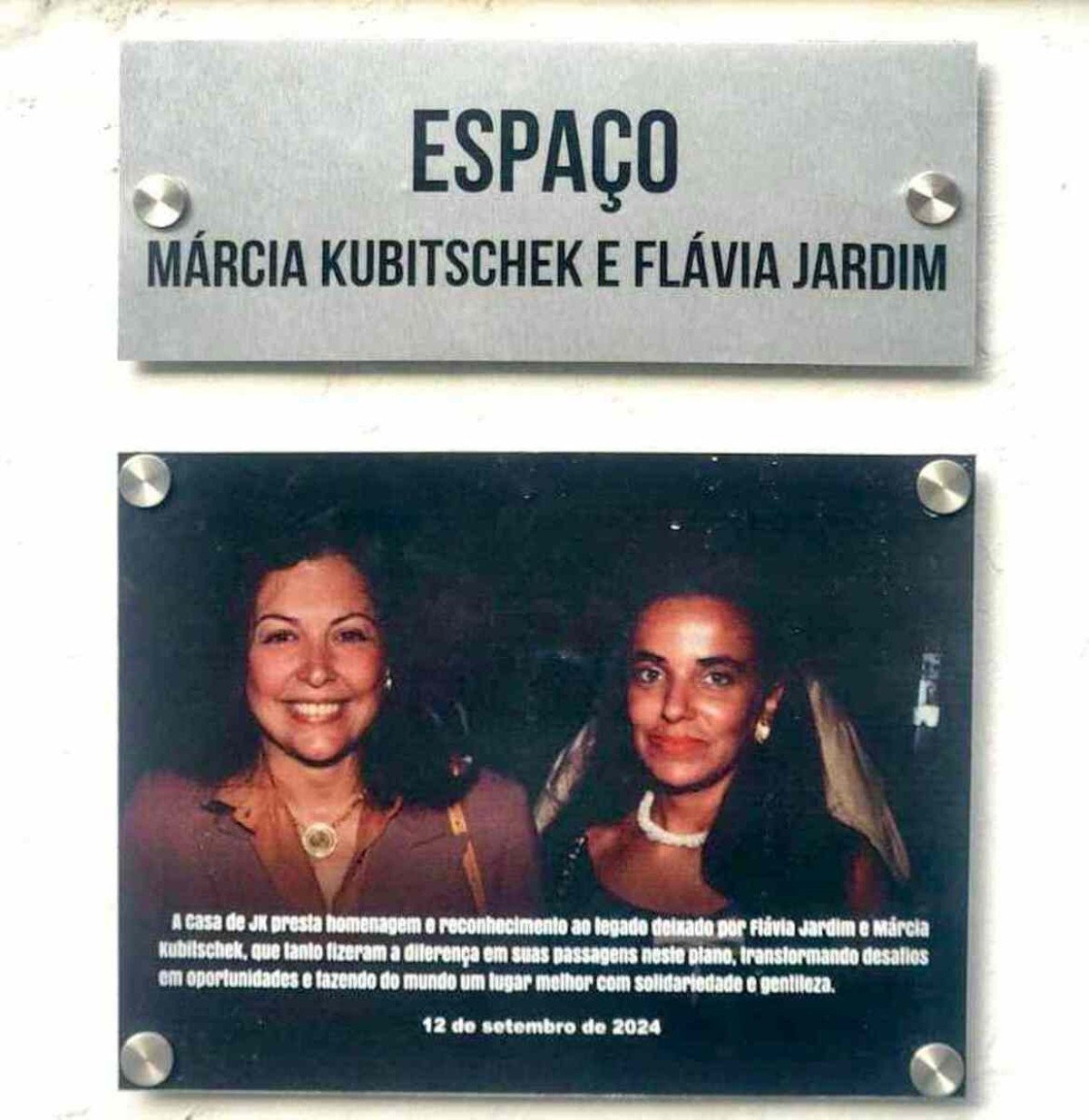 Placa sinalizando o espaço Flávia Jardim e Márcia Kubitschek 