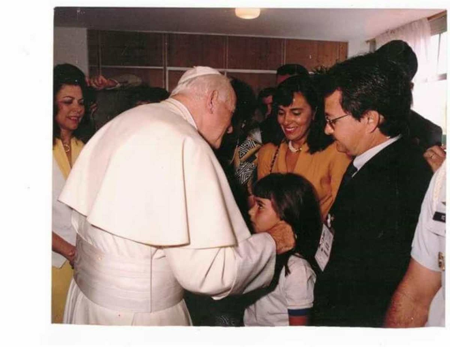 Ana Caroalina Jardim recebendo a hóstia durante a visita do Papa à Brasília 