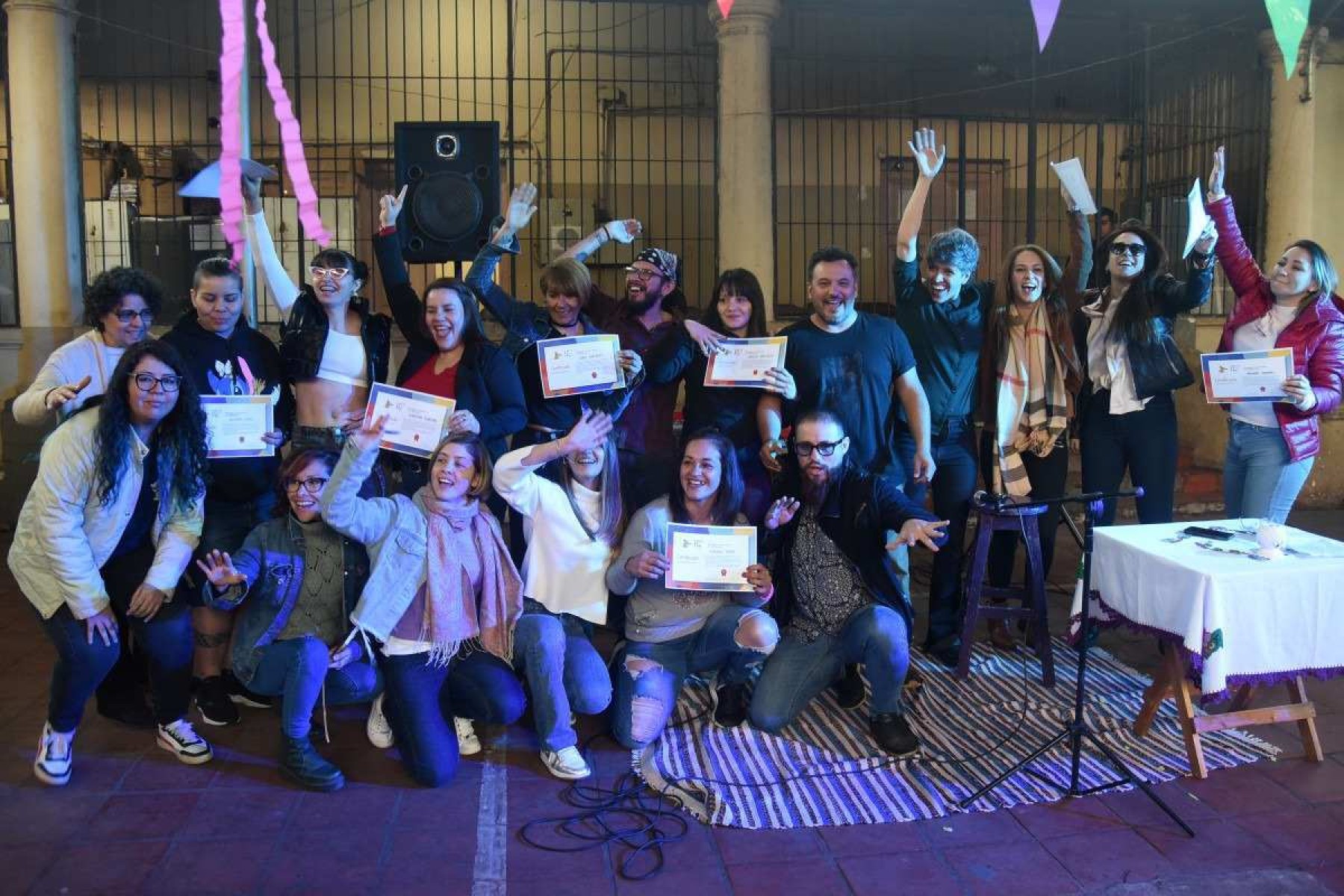     Presas posam para foto com alguns dos facilitadores durante o encerramento de uma oficina de comédia stand-up no presídio feminino El Buen Pastor, em Assunção, em 10 de agosto de 2024. A ONG paraguaia Corazon Libre (Coração Livre) realizou um evento de dois meses oficina de comédia stand-up com a participação de uma dezena de presidiários para auxiliá-los na reintegração ao mercado de trabalho após a saída da prisão. (Foto de DANIEL DUARTE/AFP)       