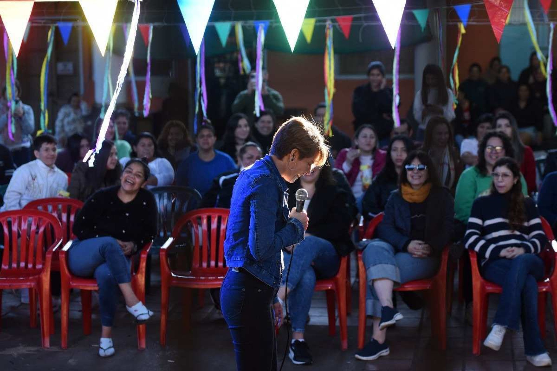  An inmate performs her monologue during the closing of a stand-up comedy workshop at the El Buen Pastor womens prison in Asuncion on August 10, 2024. The Paraguayan NGO Corazon Libre (Free Heart) held a two-month stand-up comedy workshop with the participation of a dozen inmates to help them reintegrate into the labor market upon their release from prison. (Photo by DANIEL DUARTE / AFP)       