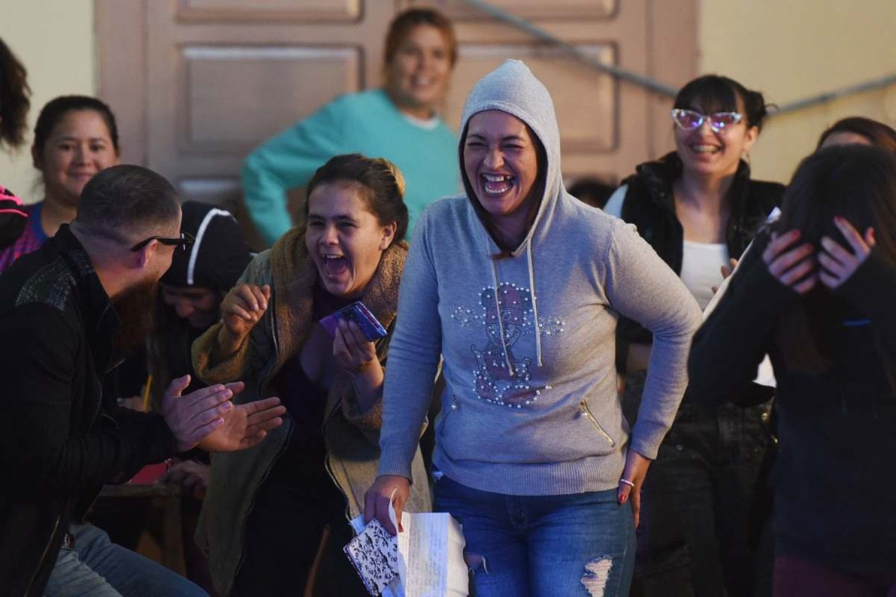     Presas realizam seus monólogos durante o encerramento de uma oficina de stand-up comedy no presídio feminino El Buen Pastor, em Assunção, em 10 de agosto de 2024. A ONG paraguaia Corazon Libre (Coração Livre) realizou uma oficina de stand-up comedy de dois meses com os participação de uma dúzia de reclusos para os ajudar a reintegrar-se no mercado de trabalho após a sua libertação da prisão. (Foto de DANIEL DUARTE/AFP)       