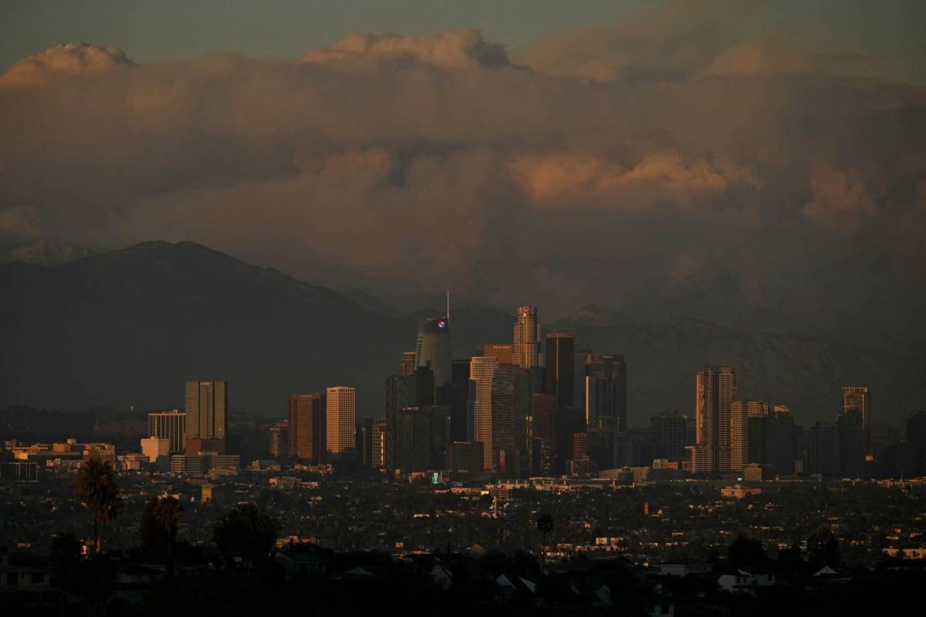 Incêndios seguem sem controle em Los Angeles apesar do clima mais fresco