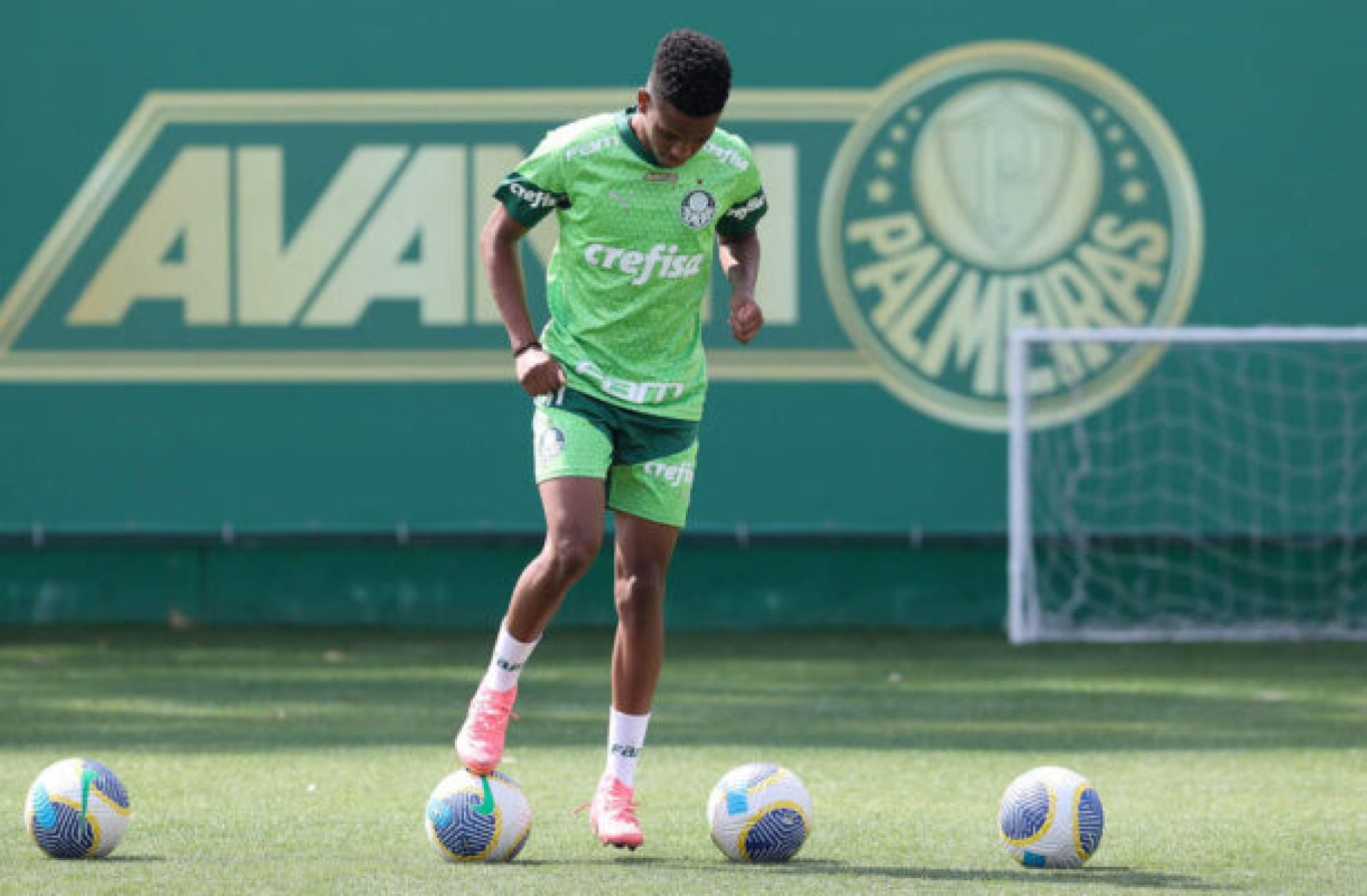 Estêvao em ação pela Seleção Brasileira diante do Equador, em Curitiba -  (crédito: Foto: Mauro Pimentel/AFP via Getty Images)